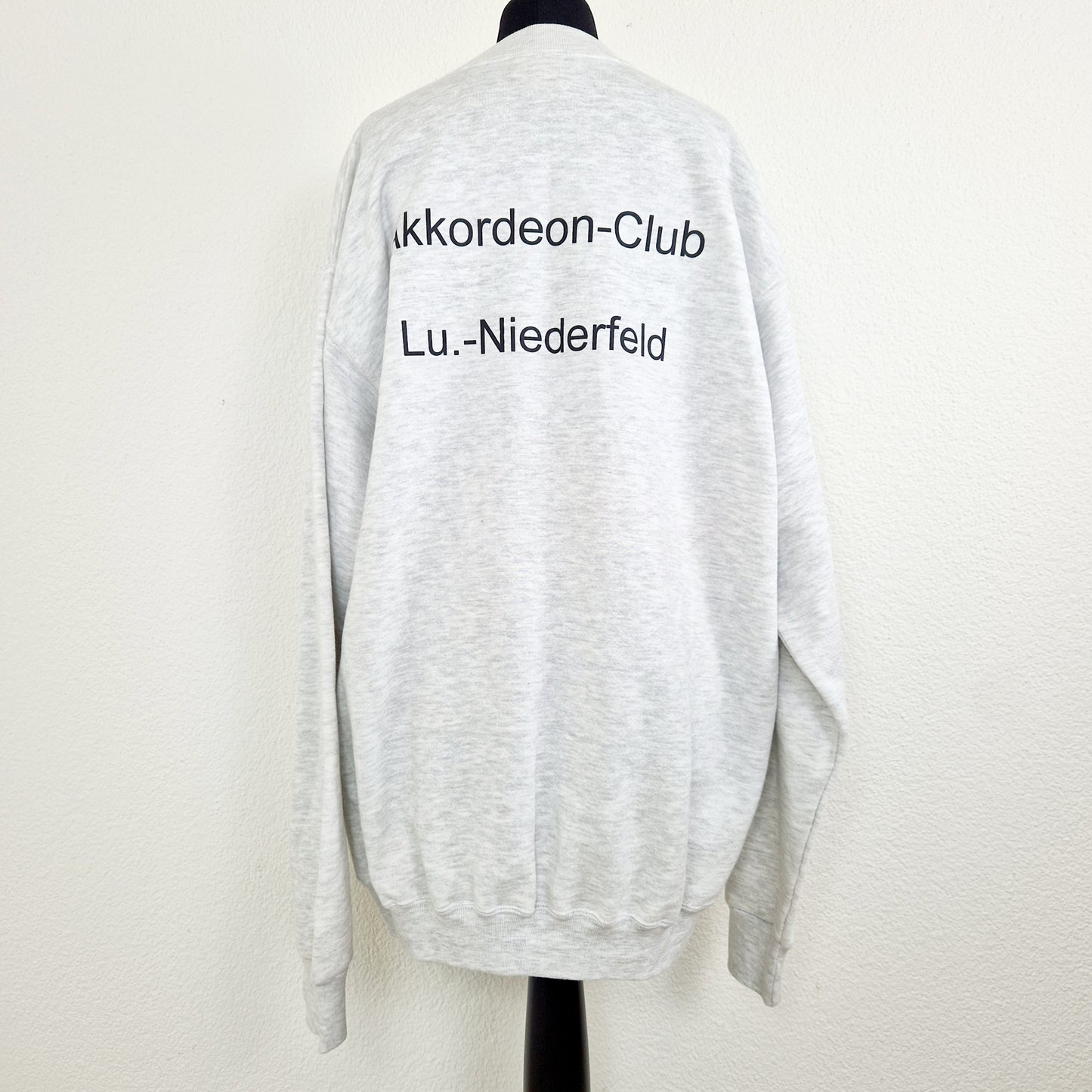 Einzigartiger und nachhaltiger Vintage Sweater mit Akordeon. Unique and sustainable vintage sweater with accordion. Back.