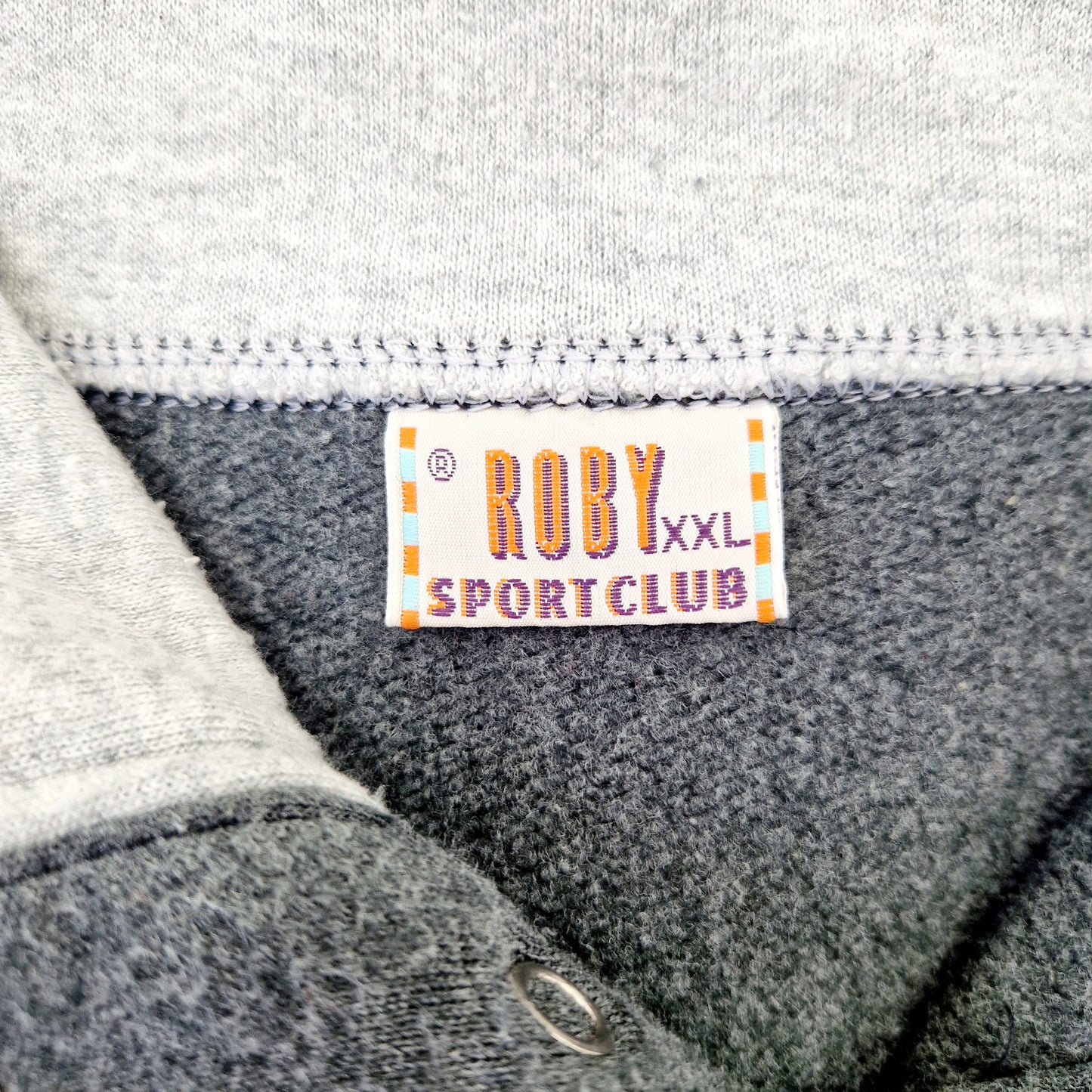 Einzigartiger und nachhaltiger Vintage Sweater in grau mit Fahnen. Unique and sustainable vintage sweater in grey with flags. Tag.