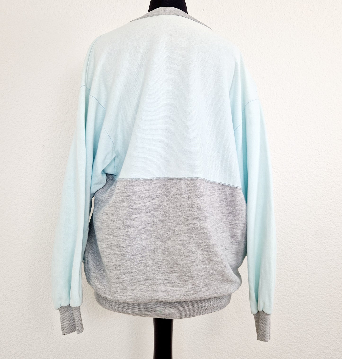 Einzigartiger und nachhaltiger Vintage Sweater in hellgrau-hellblau, Brighton. Unique and sustainable vintage sweater in light grey-light blue, Brighton. Back.