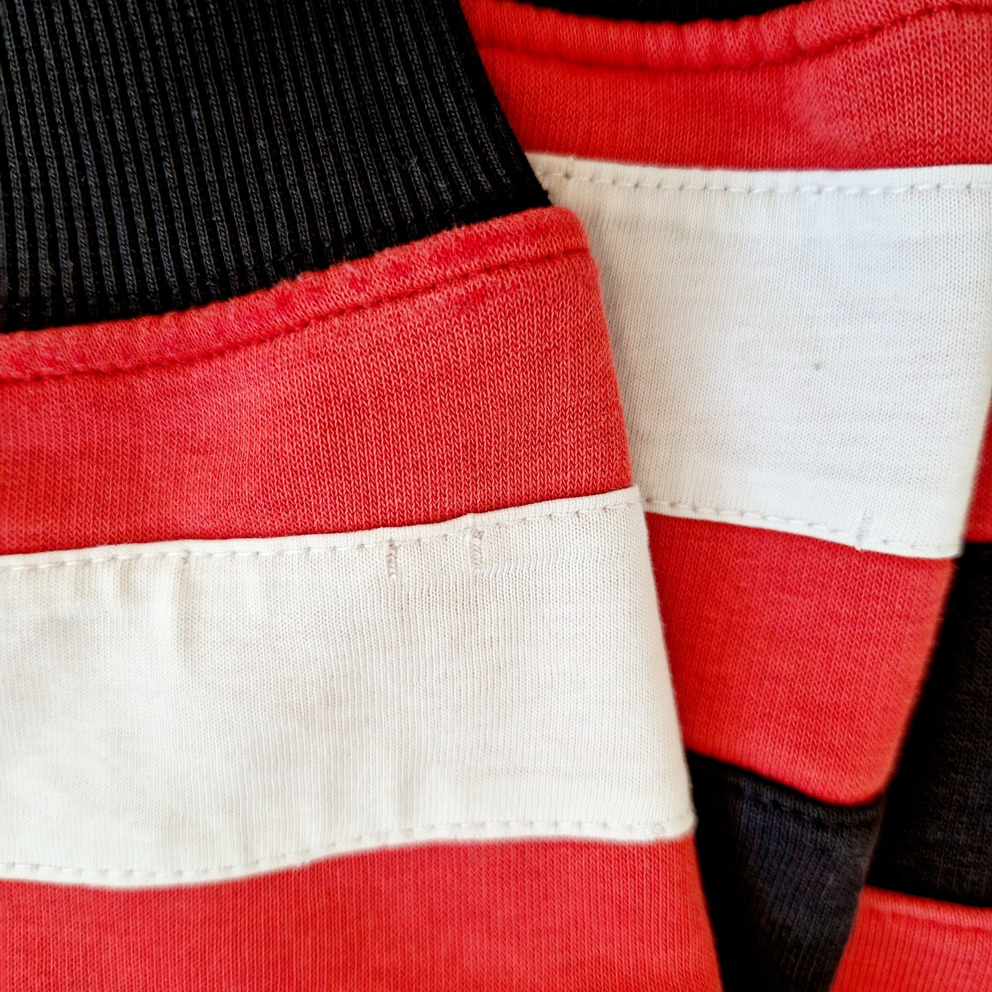 Einzigartiger und nachhaltiger Vintage Sweater mit Sensemann. Unique and sustainable vintage sweater with grim reaper. Damage 3.