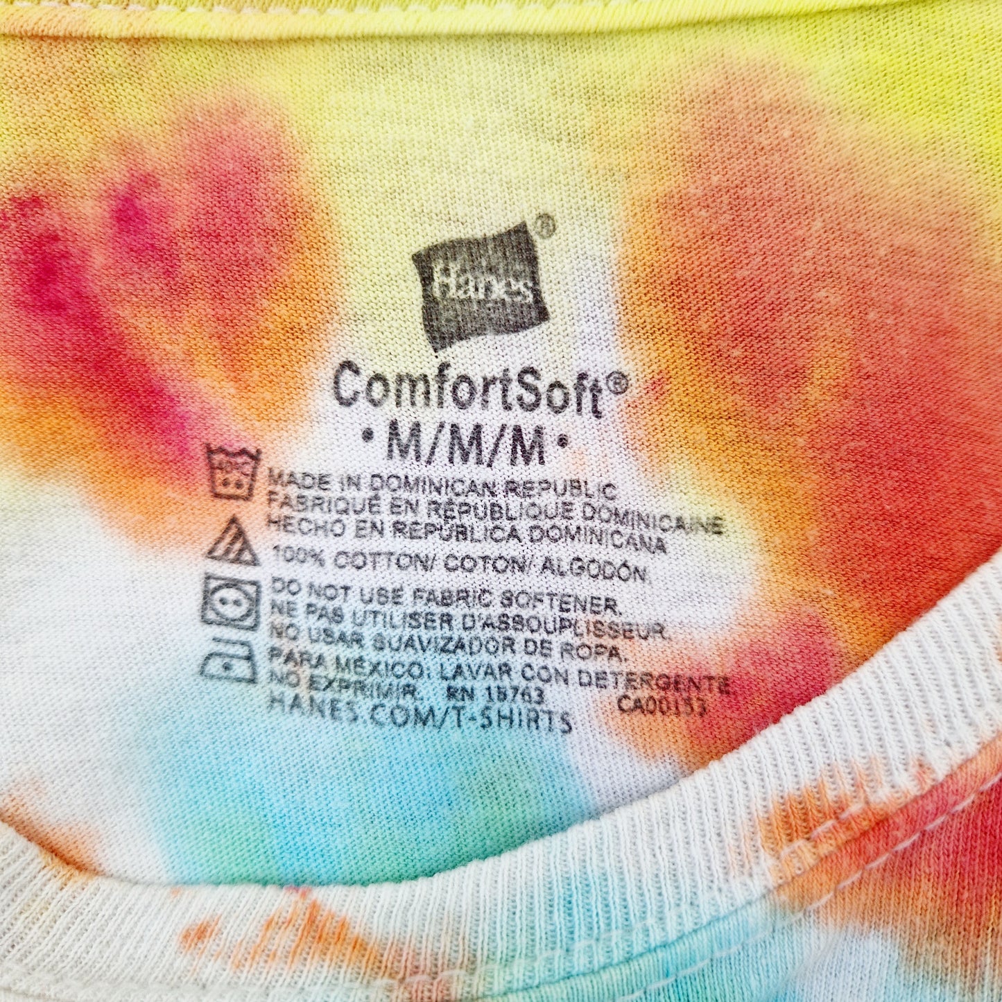 Einzigartiges und nachhaltiges Vintage T-Shirt in Tie Dye. Unique and sustainable vintage t-shirt in tie dye. Tag.