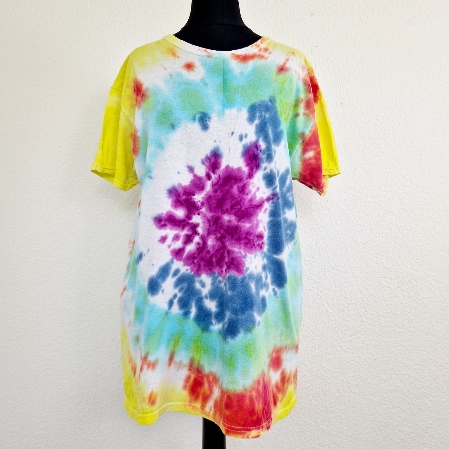 Einzigartiges und nachhaltiges Vintage T-Shirt in Tie Dye. Unique and sustainable vintage t-shirt in tie dye. Front.