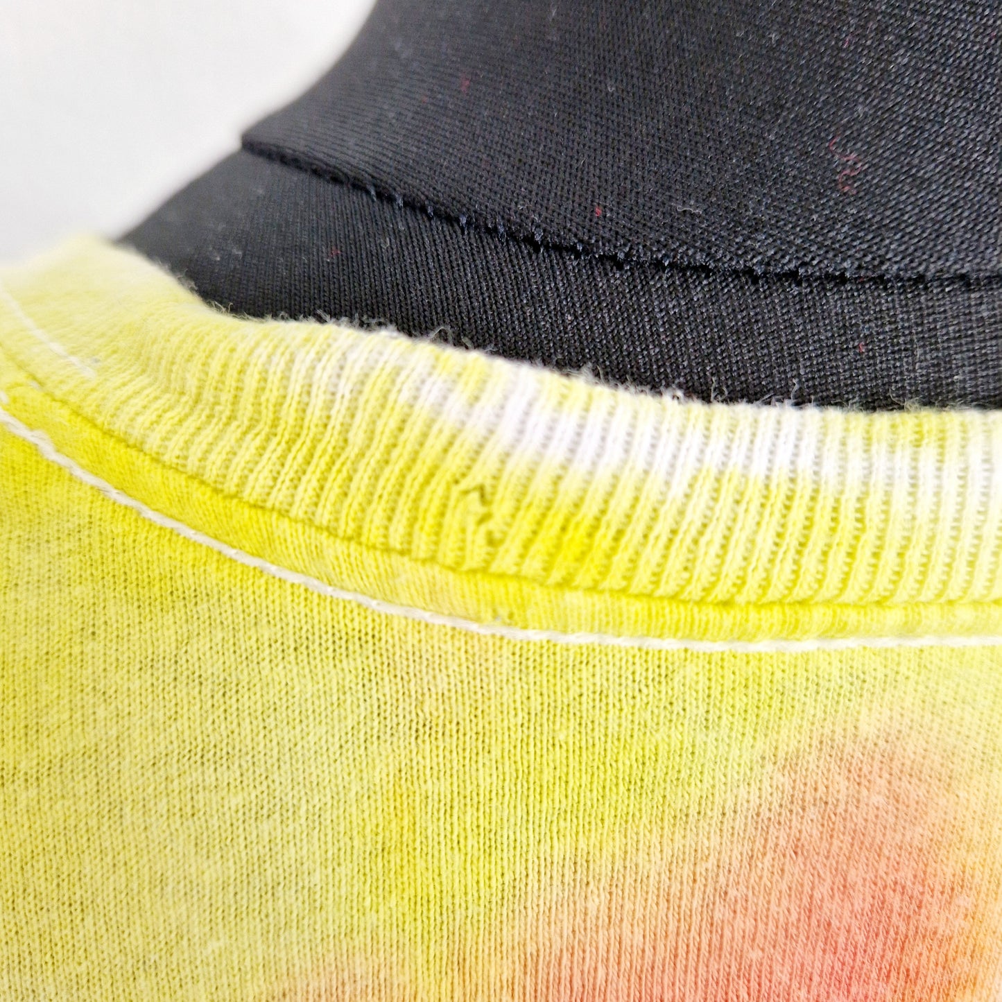 Einzigartiges und nachhaltiges Vintage T-Shirt in Tie Dye. Unique and sustainable vintage t-shirt in tie dye. Damage.