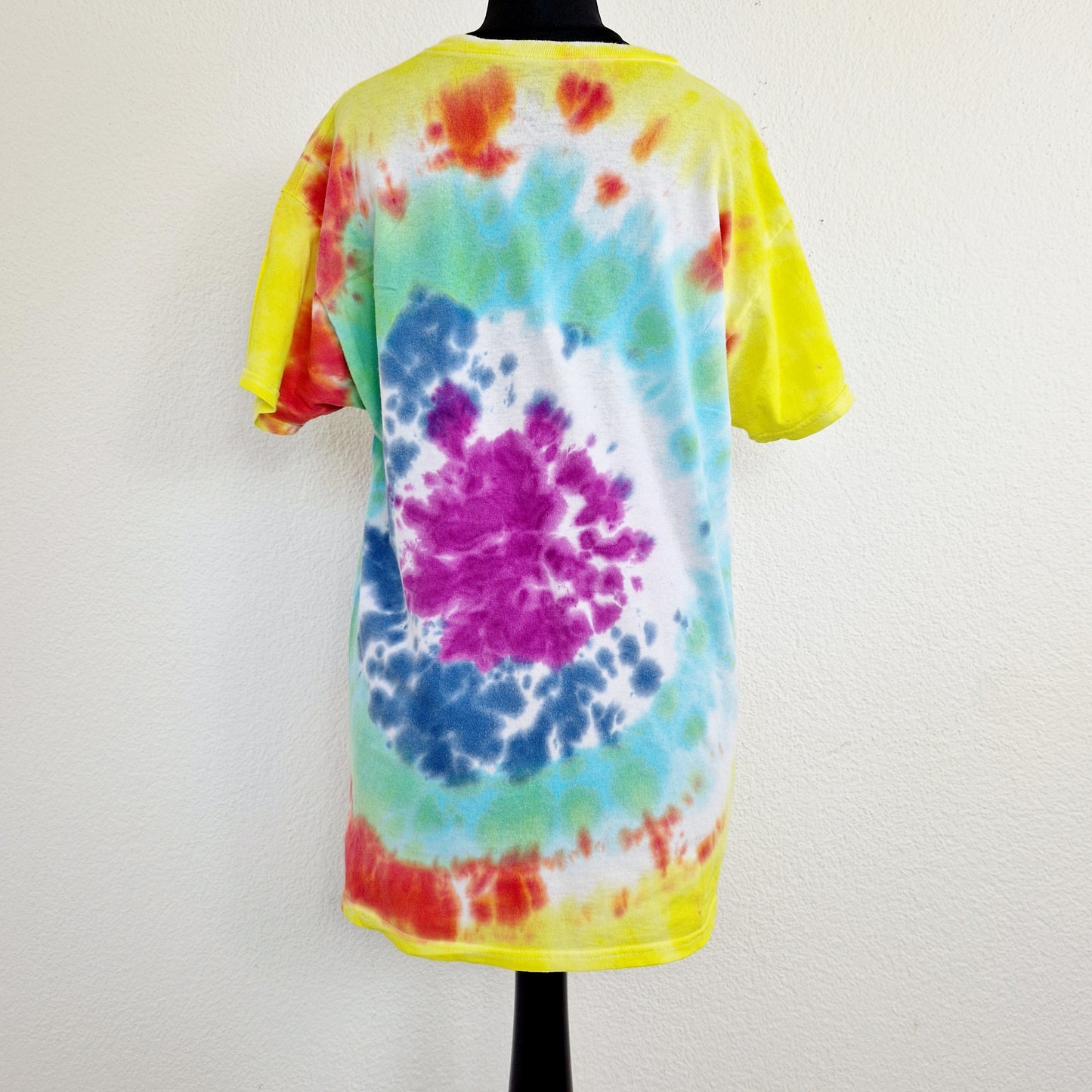 Einzigartiges und nachhaltiges Vintage T-Shirt in Tie Dye. Unique and sustainable vintage t-shirt in tie dye. Back.