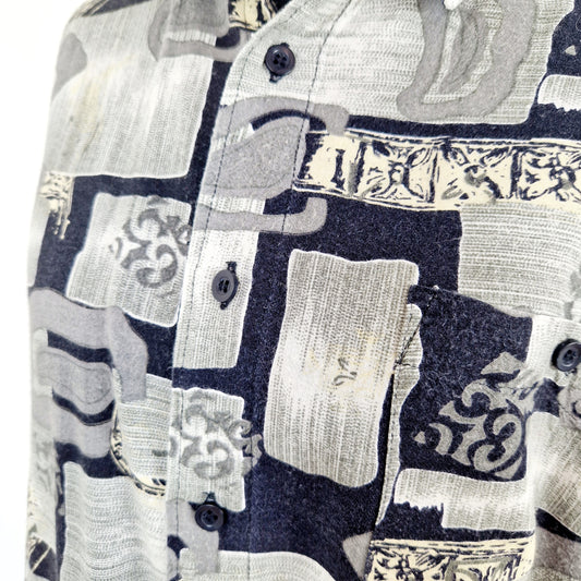 Einzigartiges und nachhaltiges Vintage Hemd in schwarz-grau-creme. Unique and sustainable vintage button-down in black-grey-creme. Close-up.