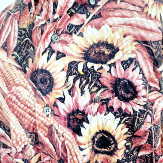 Einzigartiges und nachhaltiges Vintage Hemd in Cord mit Sonnenblumen. Unique and sustainable vintage button-down in corduroy and sun flowers. Close-up.