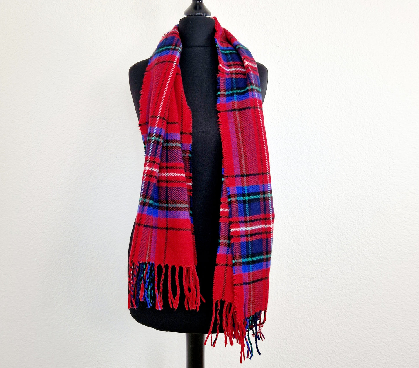 Einzigartiger und nachhaltiger Vintage Schal in rot, kariert. Unique and sustainable vintage scarf in red, checked. Front.