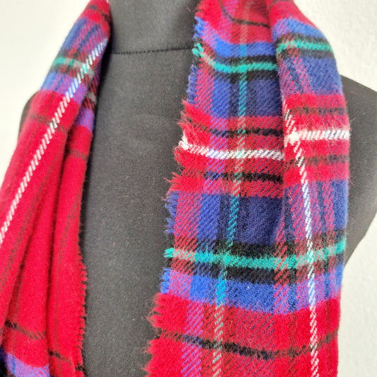 Einzigartiger und nachhaltiger Vintage Schal in rot, kariert. Unique and sustainable vintage scarf in red, checked. Close-up.
