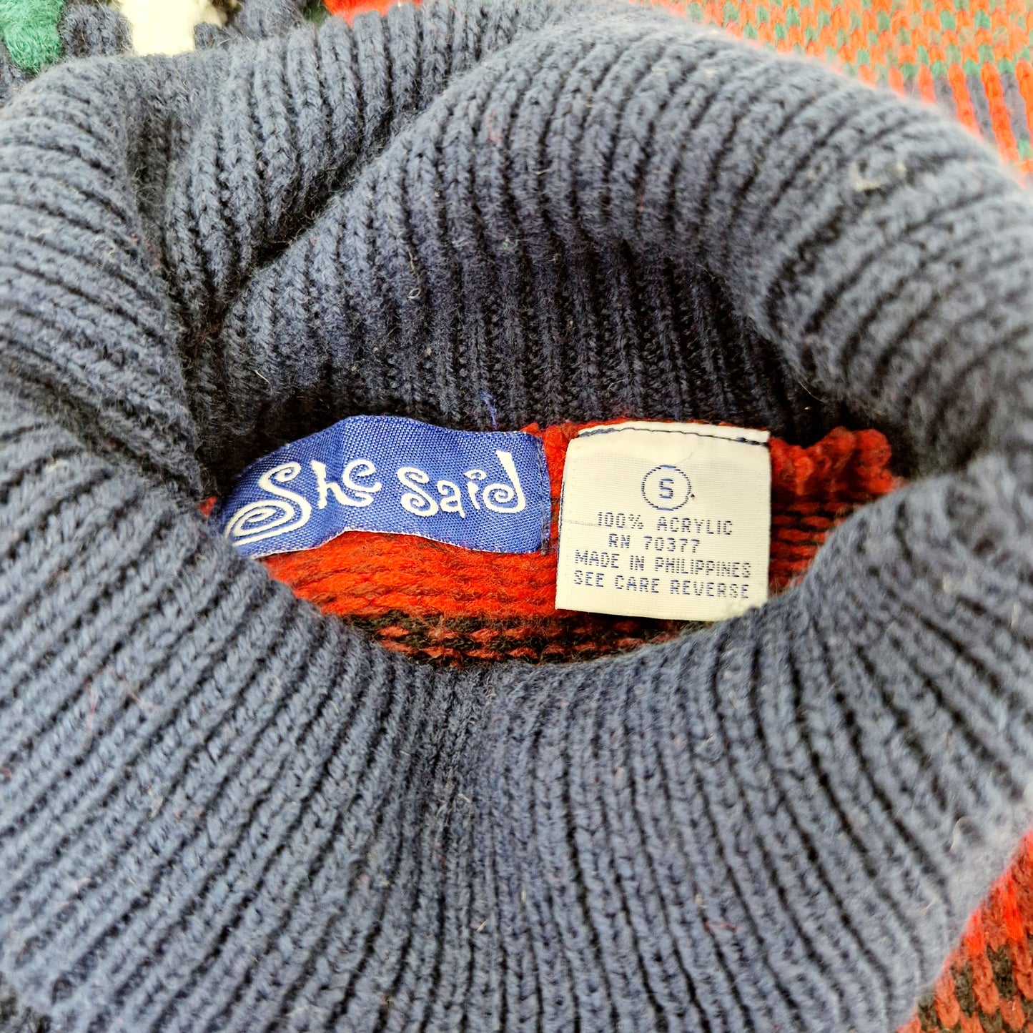 Einzigartiger und nachhaltiger Vintage Pullover mit Fransen. Unique and sustainable vintage pullover with fringe. Tag.