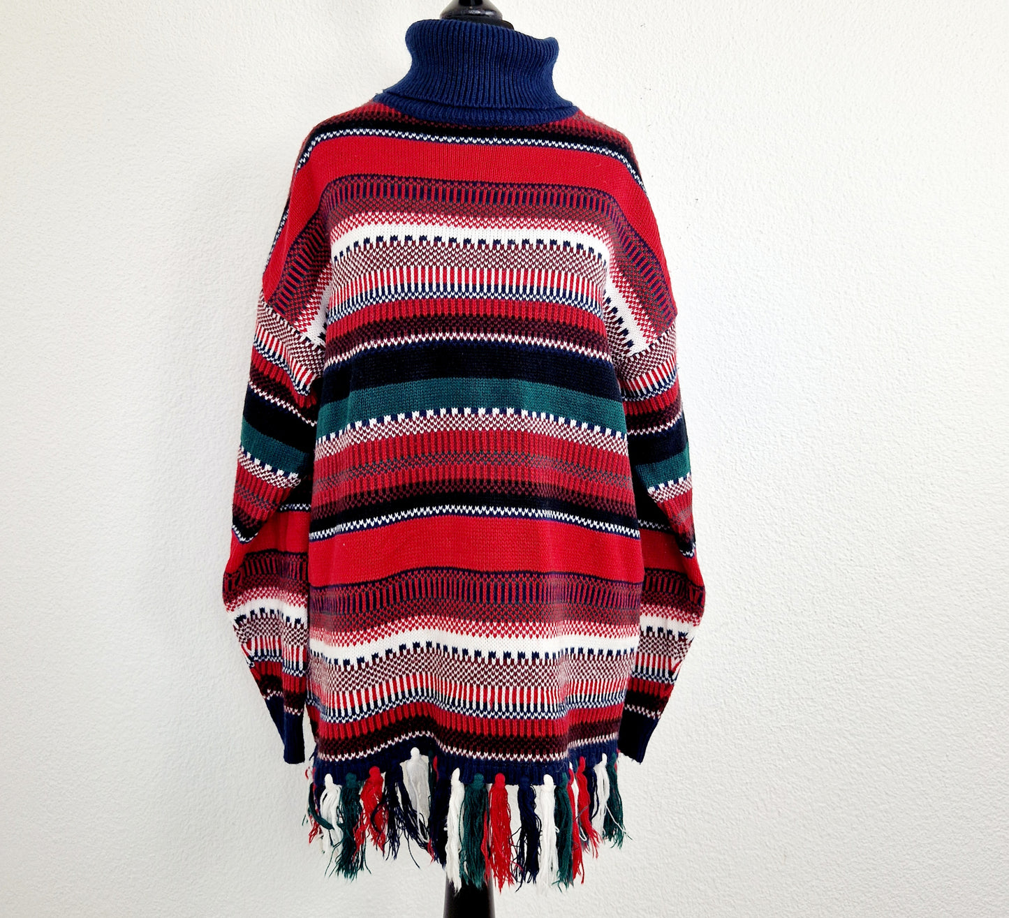 Einzigartiger und nachhaltiger Vintage Pullover mit Fransen. Unique and sustainable vintage pullover with fringe. Front.