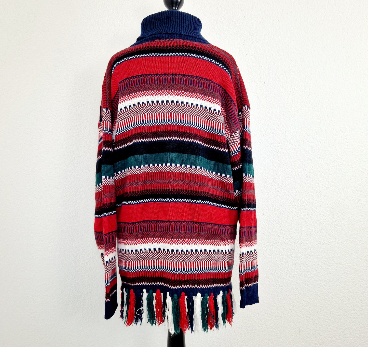 Einzigartiger und nachhaltiger Vintage Pullover mit Fransen. Unique and sustainable vintage pullover with fringe. Back.