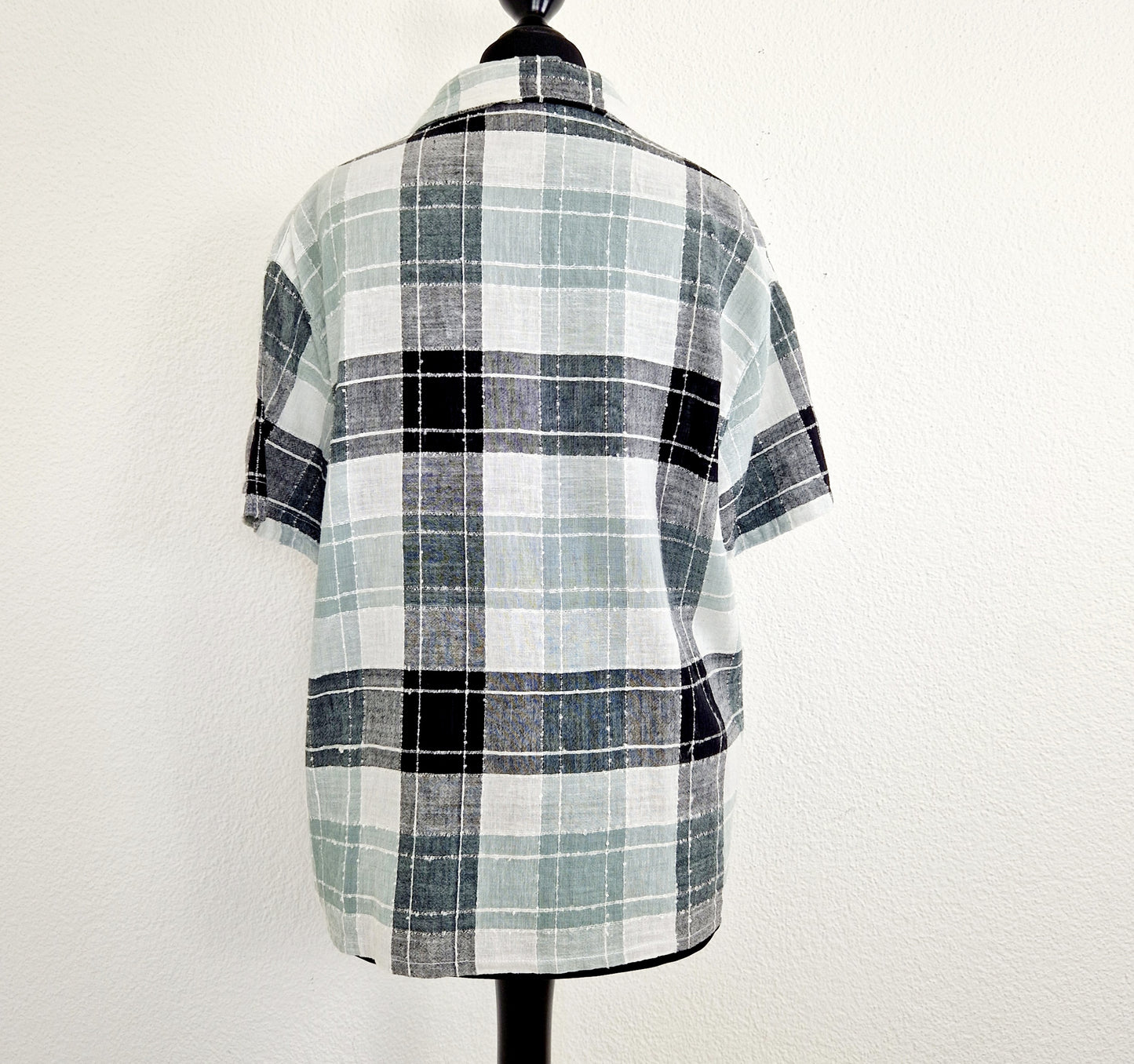 Einzigartige und nachhaltige Vintage Bluse, Kurzarm, in mint-schwarz-grau mit Karos. Unique and sustainable vintage blouse, short sleeved, in mint-black-grey, checked. Back.