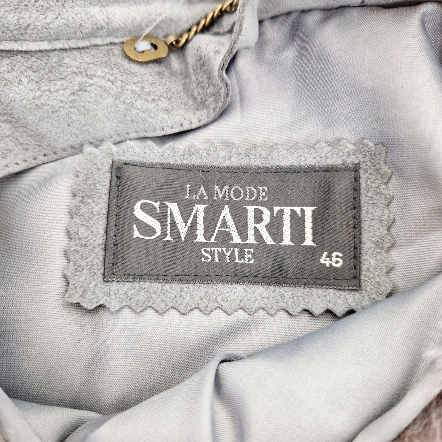 Einzigartiger und nachhaltiger Vintage Mantel in grau und Kunstleder. Unique and sustainable vintage coat in grey and fake fur. Tag.