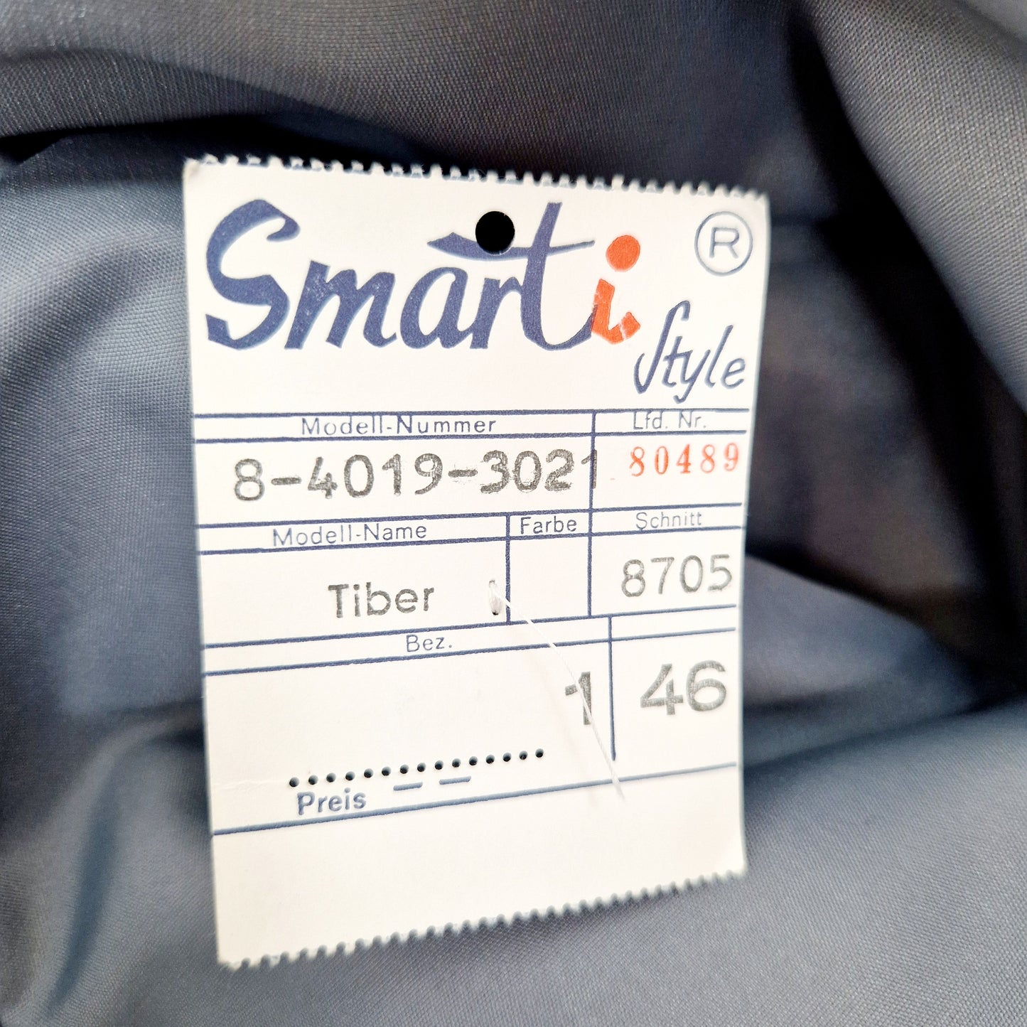 Einzigartiger und nachhaltiger Vintage Mantel in grau und Kunstleder. Unique and sustainable vintage coat in grey and fake fur. Tag 3.