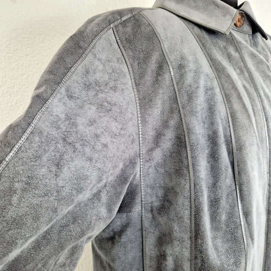 Einzigartiger und nachhaltiger Vintage Mantel in grau und Kunstleder. Unique and sustainable vintage coat in grey and fake fur. Close-up.