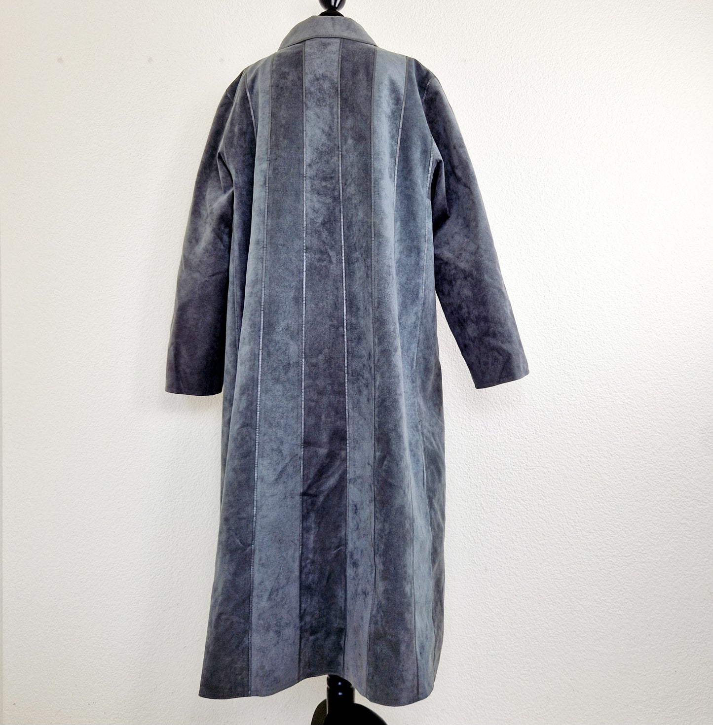 Einzigartiger und nachhaltiger Vintage Mantel in grau und Kunstleder. Unique and sustainable vintage coat in grey and fake fur. Back.