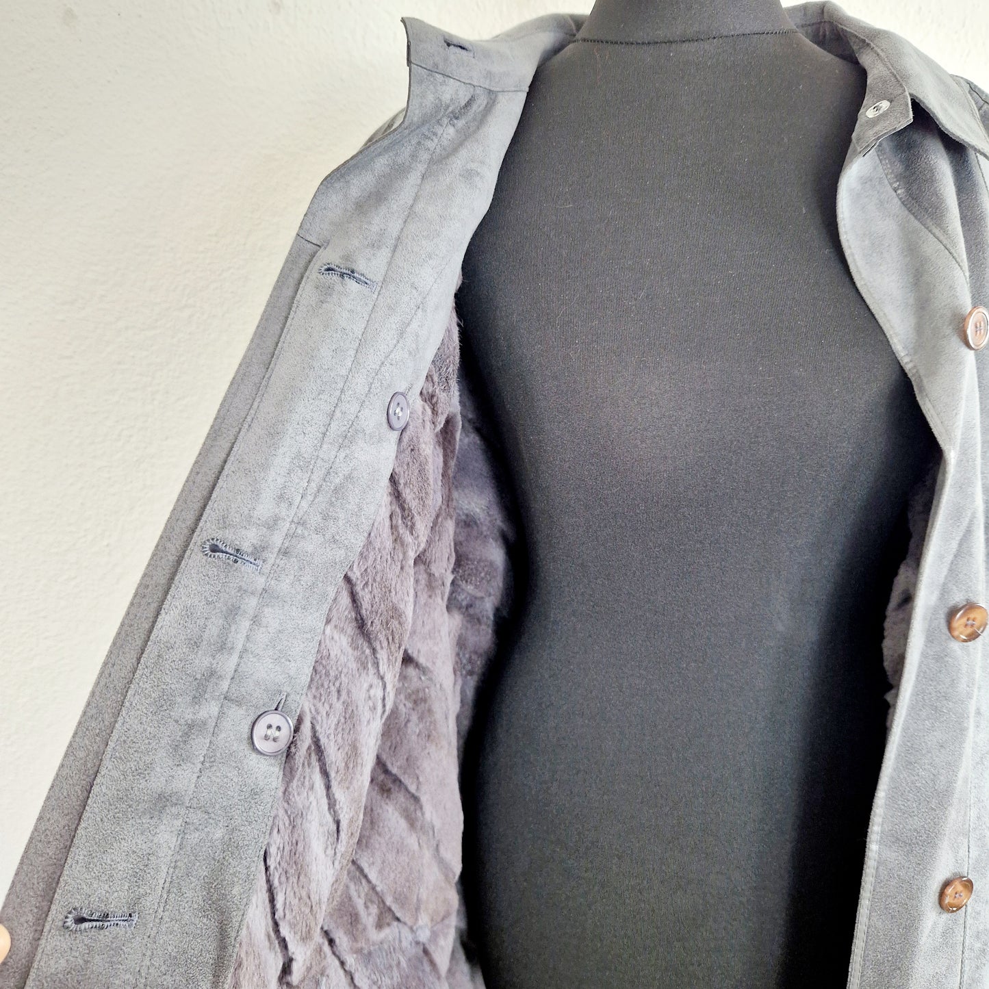 Einzigartiger und nachhaltiger Vintage Mantel in grau und Kunstleder. Unique and sustainable vintage coat in grey and fake fur. Inside.