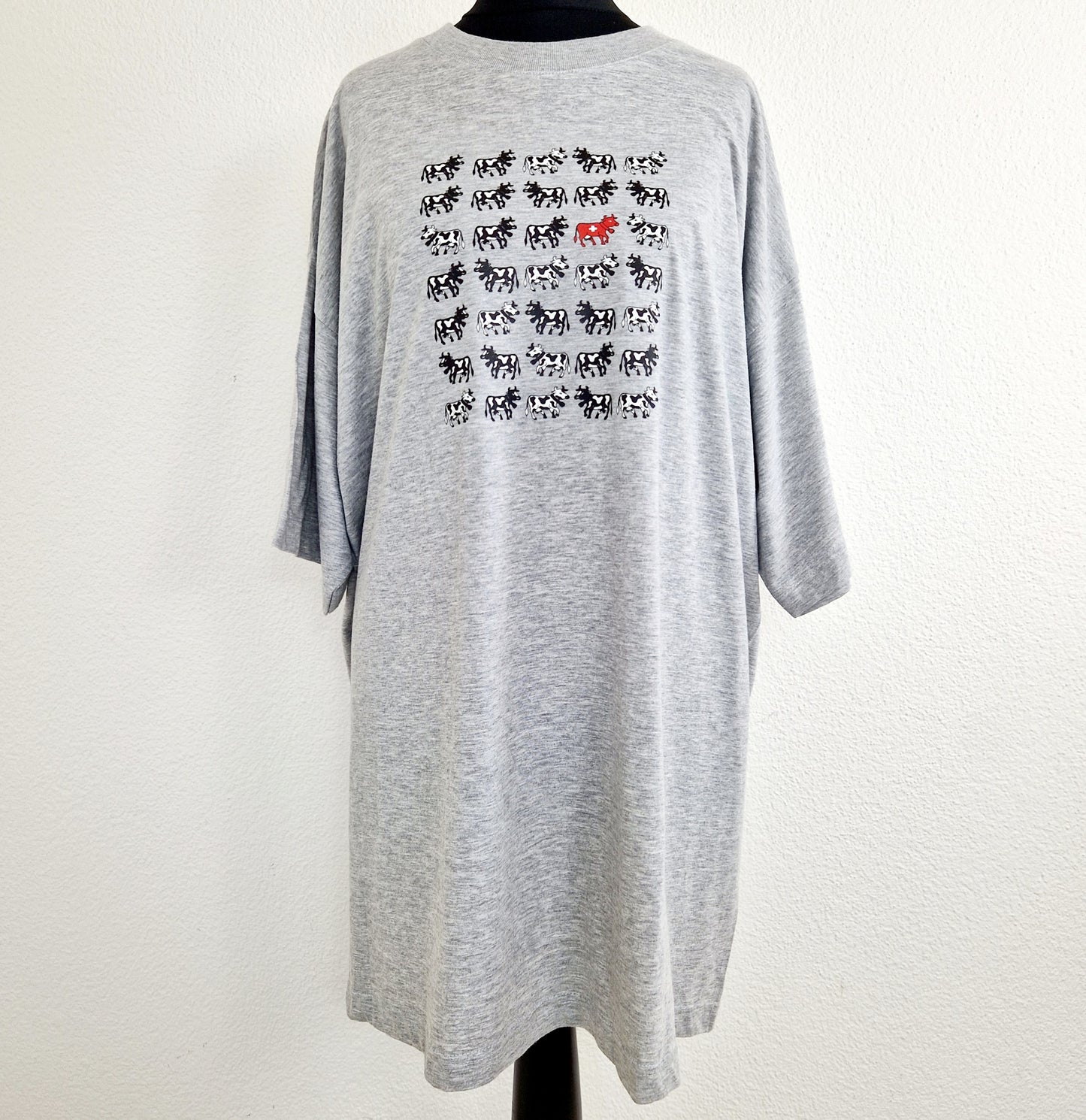 Einzigartiges und nachhaltiges Vintage T-Shirt mit Kühen. Unique and sustainable vintage t-shirt with cows. Front.