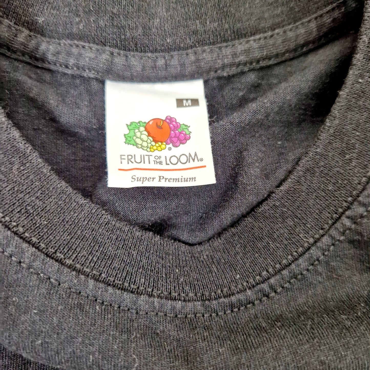 Einzigartiges und nachhaltiges Vintage T-Shirt in schwarz mit Android und Apple. Unique and sustainable vintage t-shirt in black with android and apple. Tag.