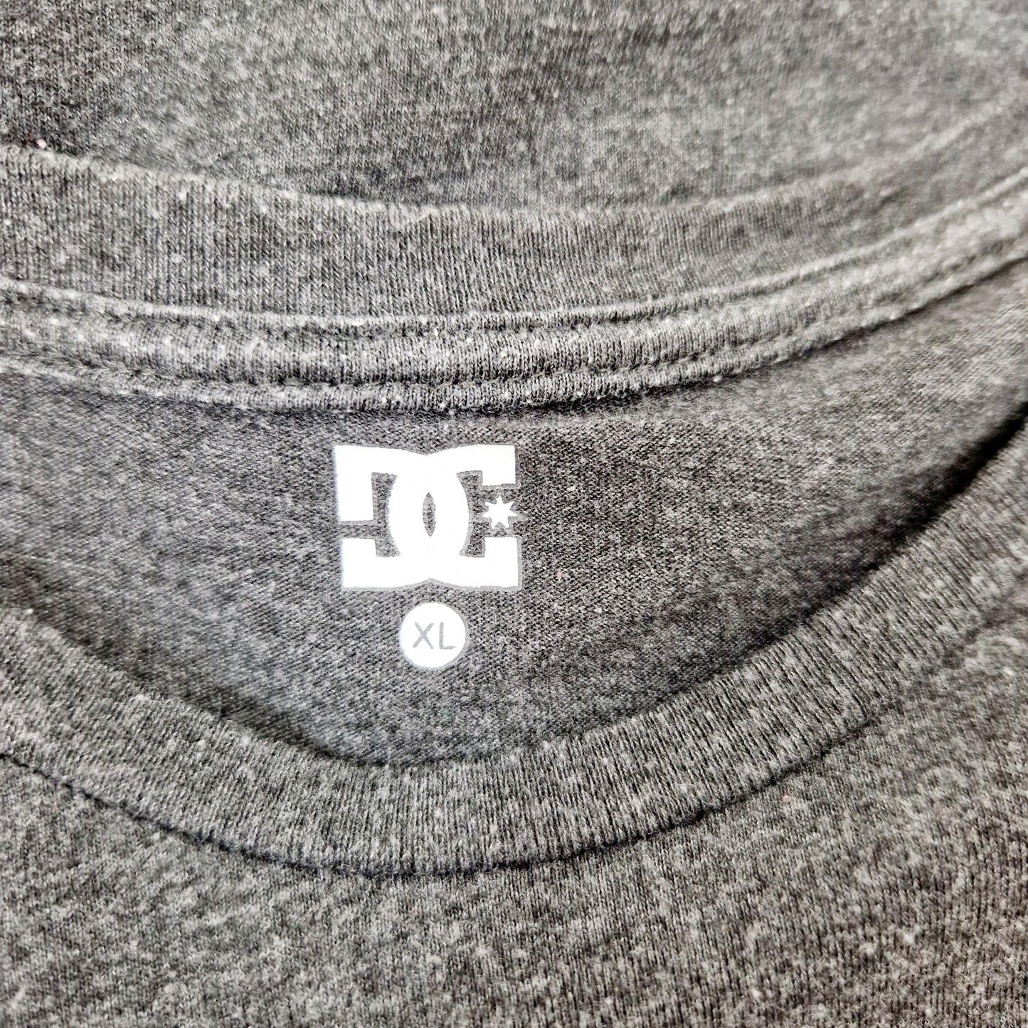 Einzigartiges und nachhaltiges Vintage T-Shirt in dunkelgrau mit Totenkopf. Unique and sustainable vintage t-shirt in dark grey with skull. Tag.