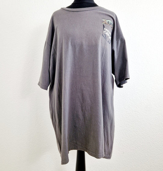 Einzigartiges und nachhaltiges Vintage T-Shirt mit Baby Yoda. Unique and sustainable vintage t-shirt with baby yoda. Front.