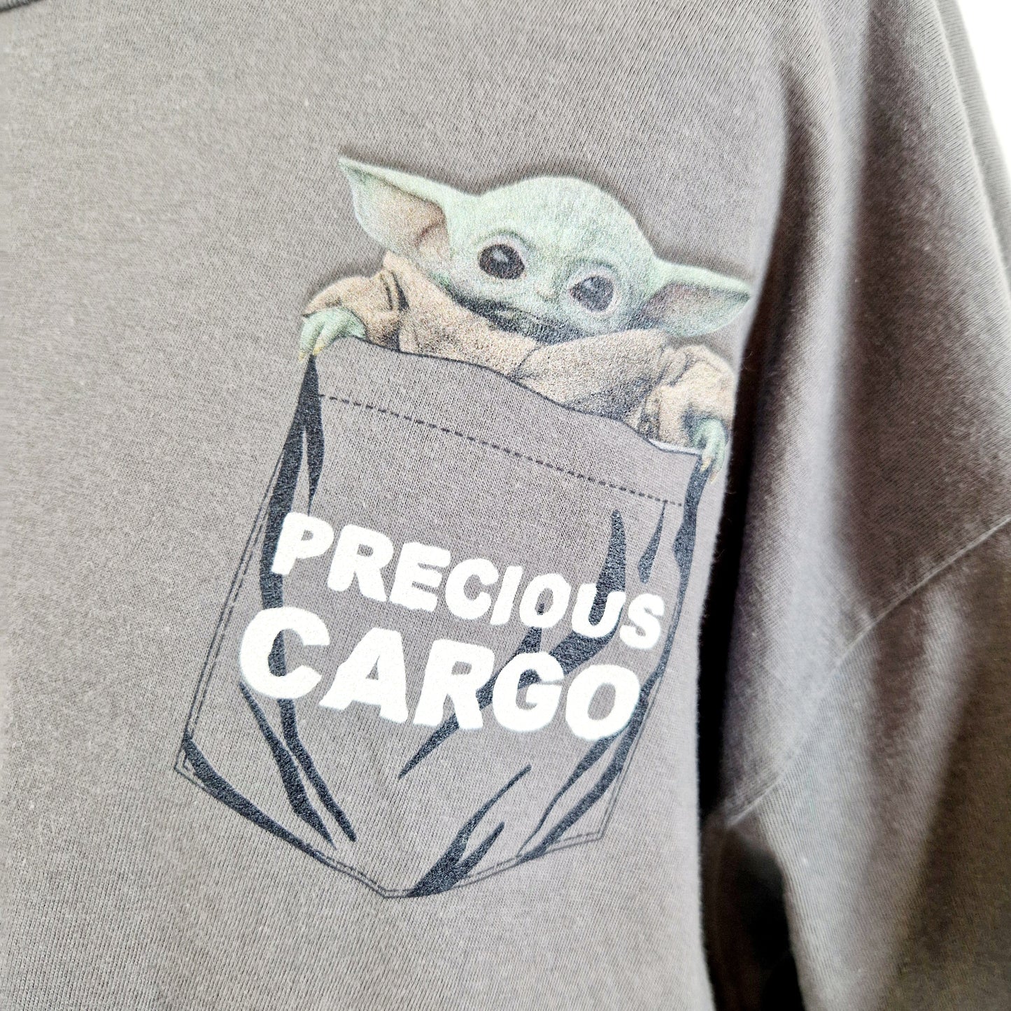 Einzigartiges und nachhaltiges Vintage T-Shirt mit Baby Yoda. Unique and sustainable vintage t-shirt with baby yoda. Close-up.
