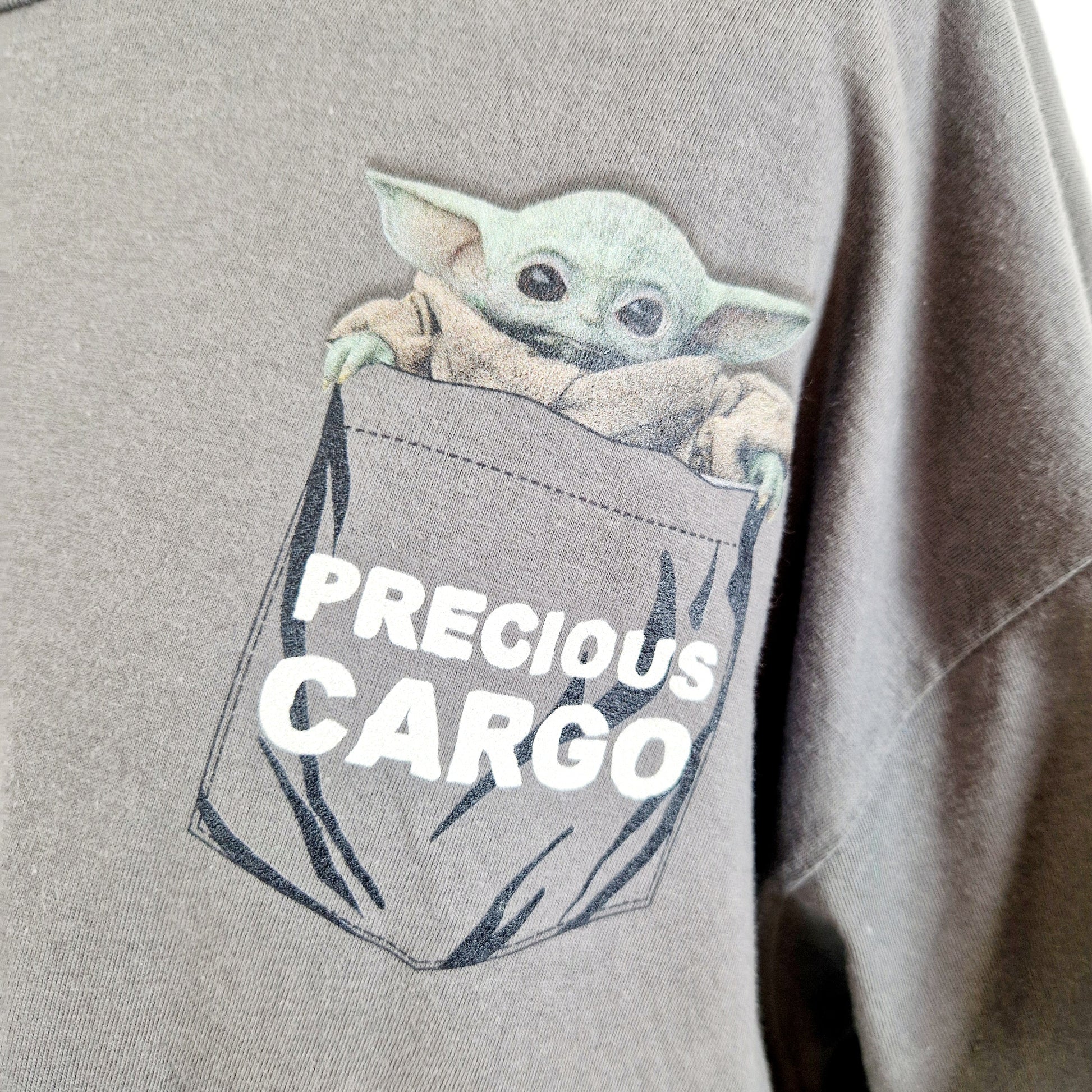 Einzigartiges und nachhaltiges Vintage T-Shirt mit Baby Yoda. Unique and sustainable vintage t-shirt with baby yoda. Close-up.