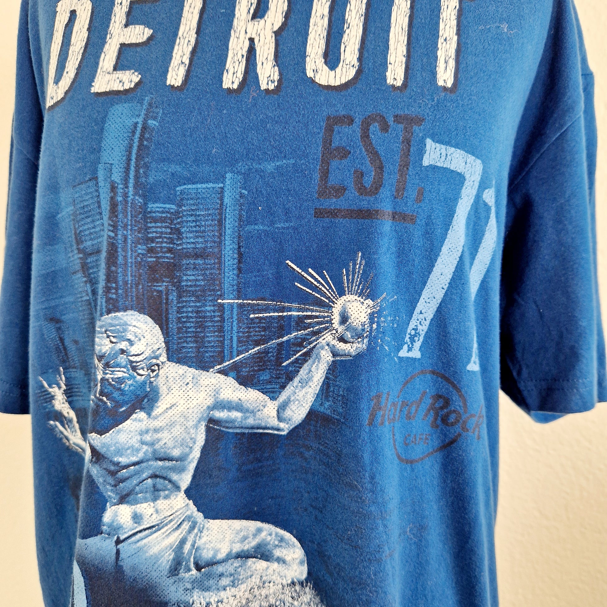 Einzigartiges und nachhaltiges Vintage T-Shirt Hard Rock Detroit. Unique and sustainable vintage t-shirt Hard Rock Detroit. Close-up.
