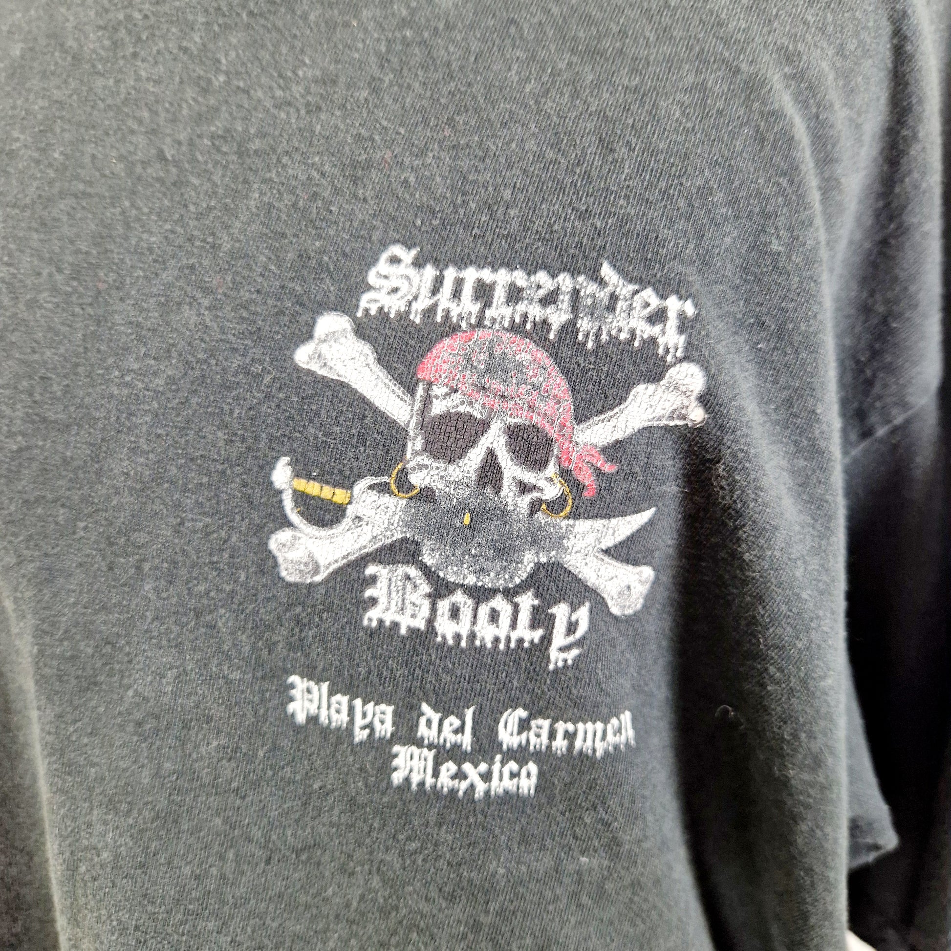 Einzigartiges und nachhaltiges Vintage T-Shirt mit Pirat. Unique and sustainable vintage t-shirt with pirate. Close-up.