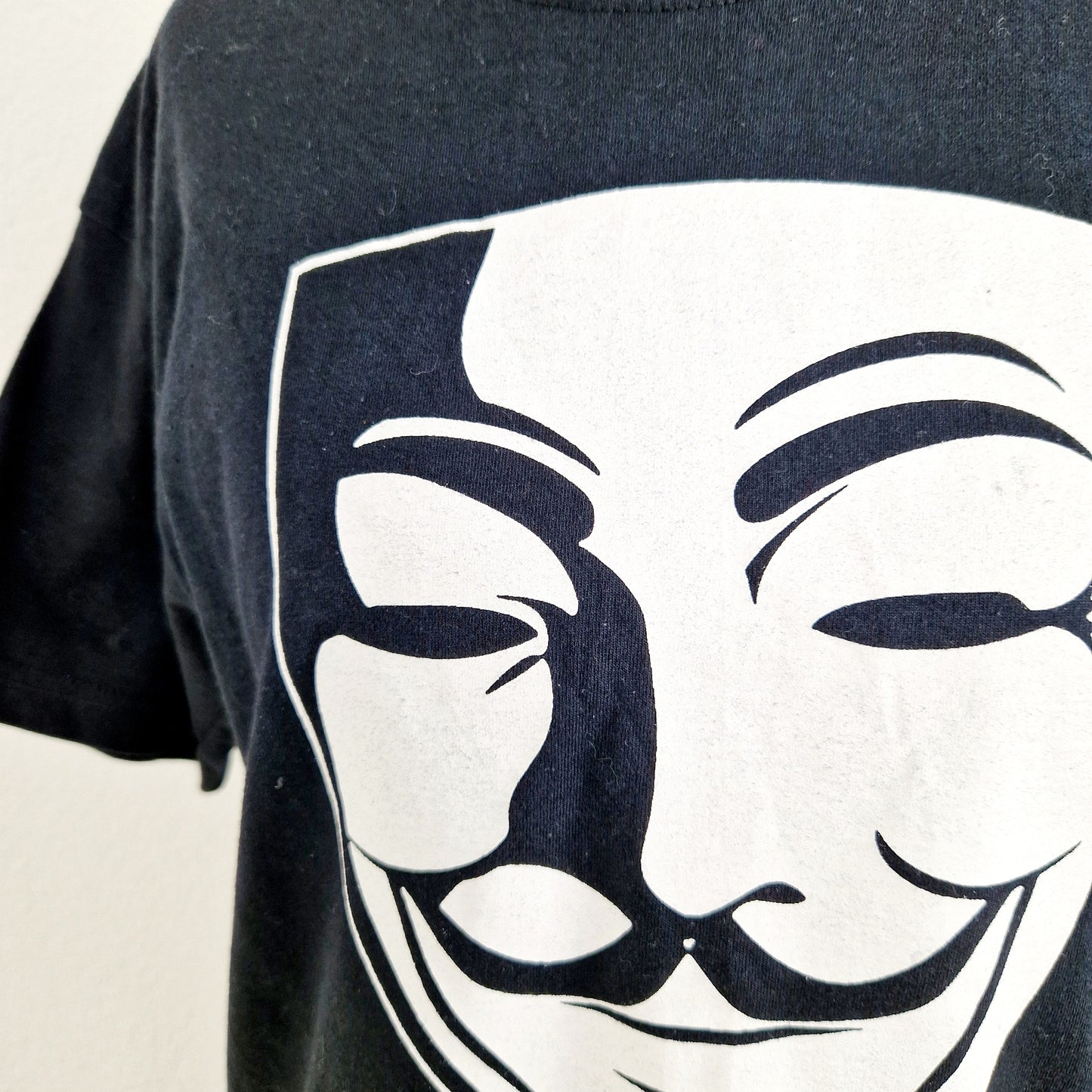 Einzigartiges und nachhaltiges Vintage T-Shirt Anonymous. Unique and sustainable vintage t-shirt Anonymous. Close-up.
