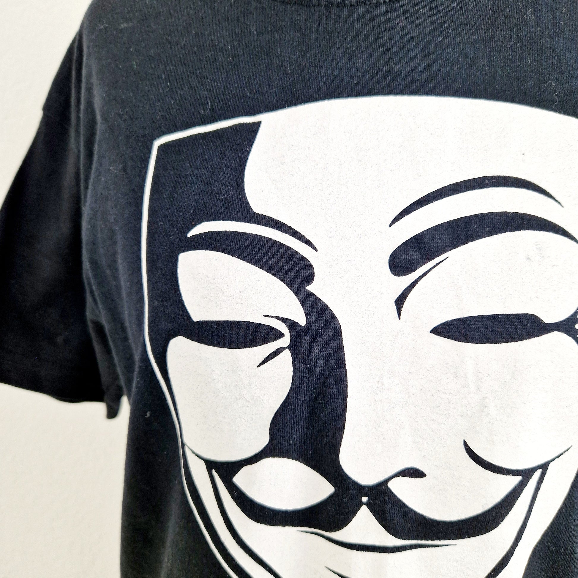 Einzigartiges und nachhaltiges Vintage T-Shirt Anonymous. Unique and sustainable vintage t-shirt Anonymous. Close-up.