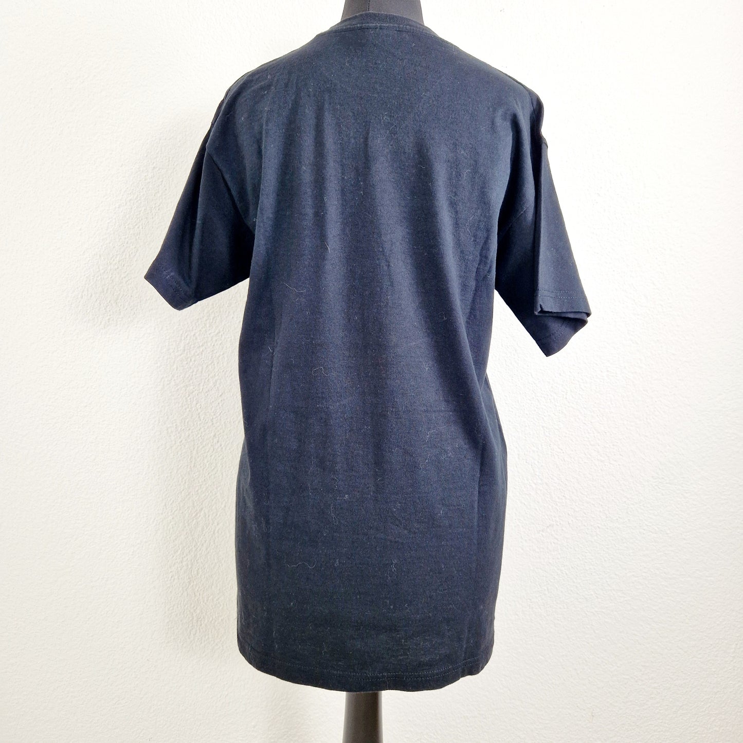 Einzigartiges und nachhaltiges Vintage T-Shirt Anonymous. Unique and sustainable vintage t-shirt Anonymous. Back.