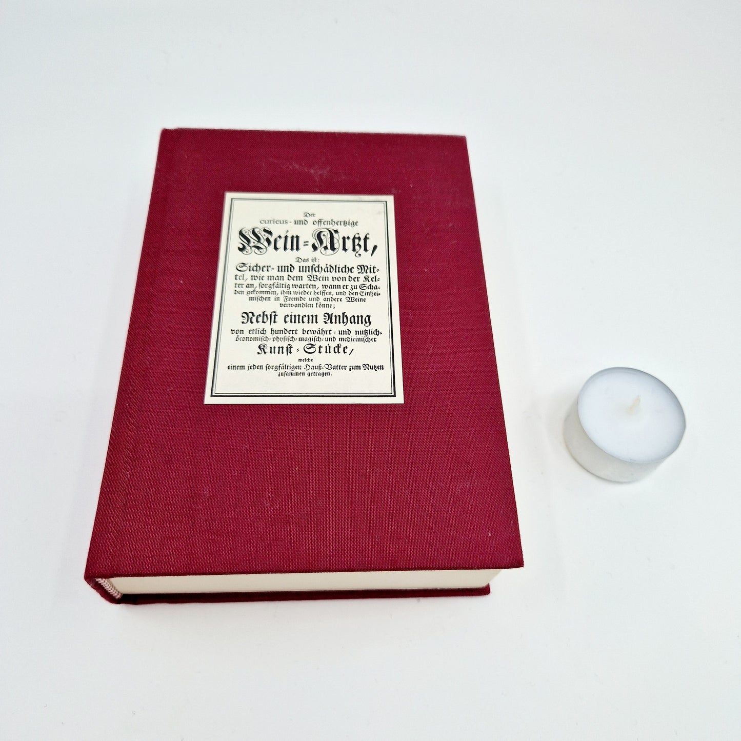 Einzigartiges und nachhaltiges Vintage Buch Der Wein-Arzt. Unique and sustainable vintage book Der Wein-Arzt. Token of scale.