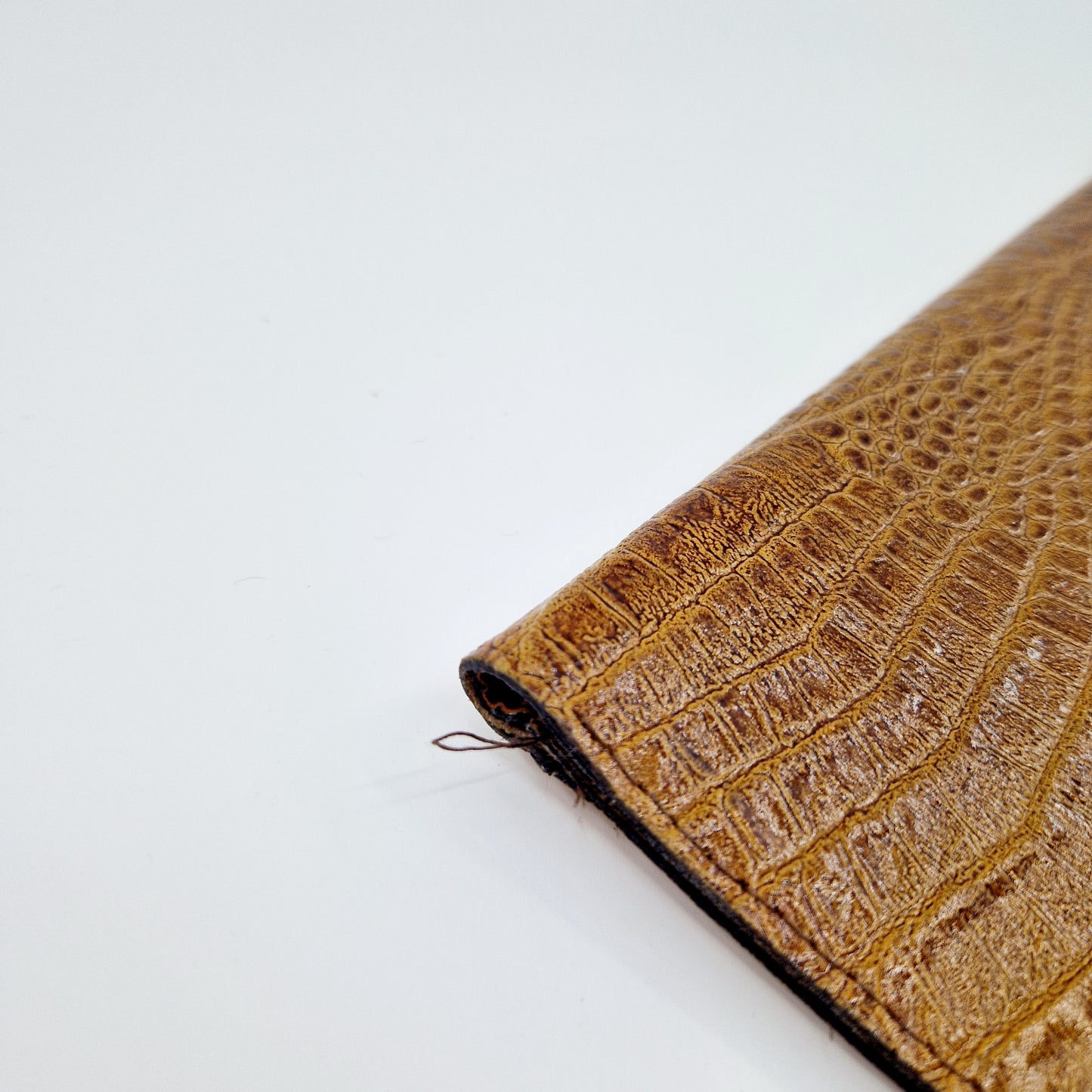 Einzigartige und nachhaltige Vintage Clutch in braun. Unique and sustainable vintage clutch in brown. Imperfection 3.