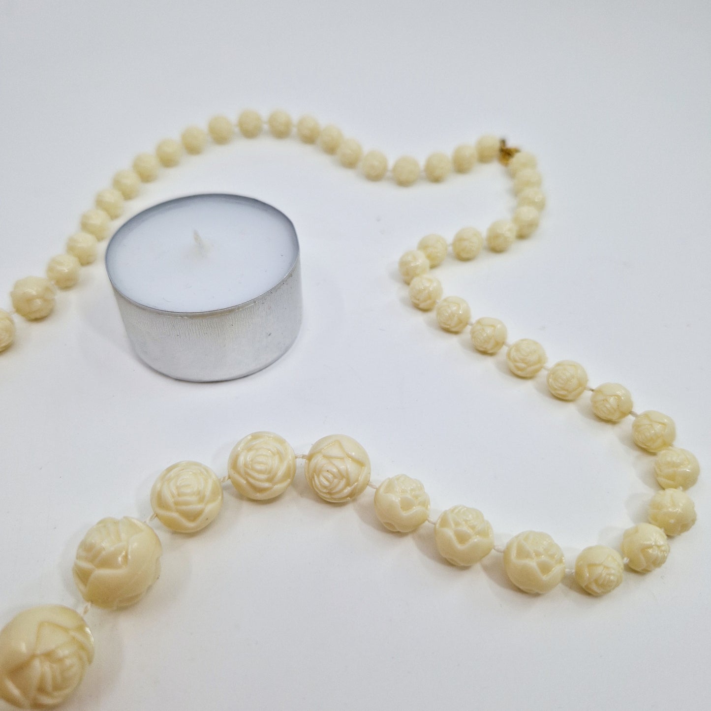 Einzigartiges und nachhaltiges Vintage Set mit Kette und Ohrclips mit Rosen. Unique and sustainable vintage set with necklace and earclips with roses. Token of scale 2.