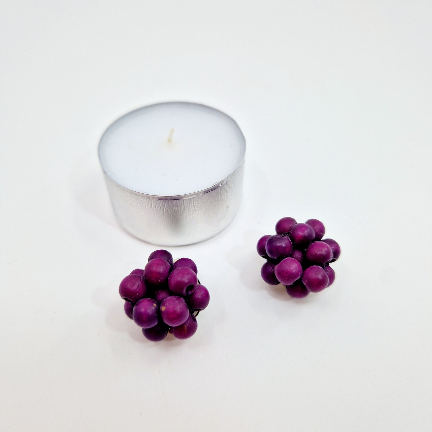 Einzigartige und nachhaltige Vintage Ohrclips in violett. Unique and sustainable vintage earclips in purple. Token of scale.