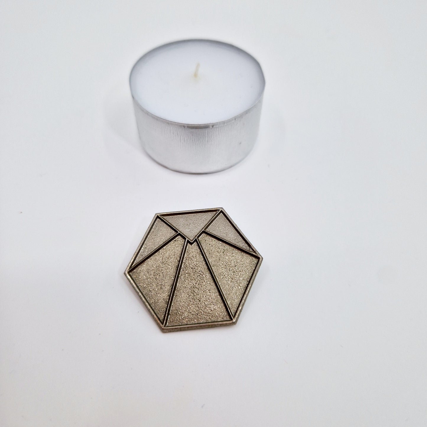 Einzigartige und nachhaltige Vintage Brocke, Sechseck. Unique and sustainable vintage hexagonal brooch. Token of scale.