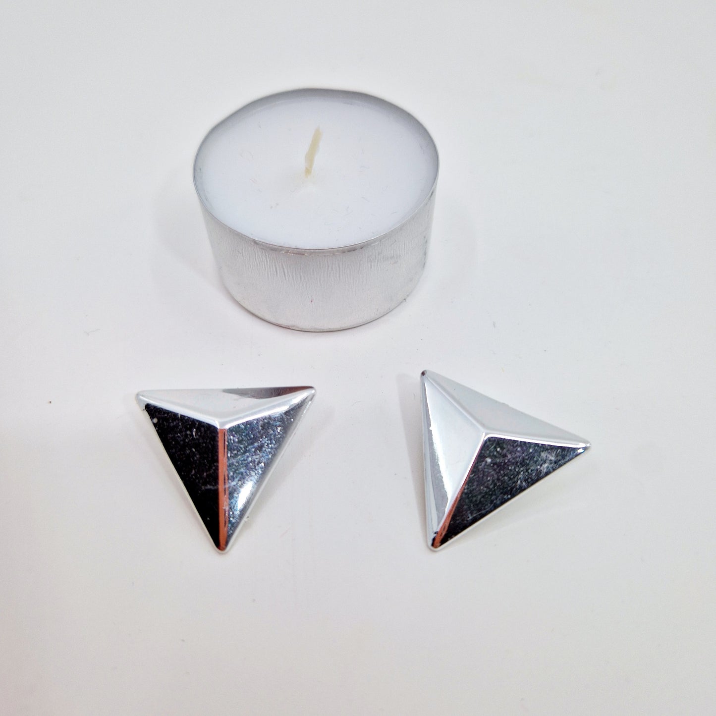 Einzigartige und nachhaltige Vintage Ohrringe in Dreiecksform, silbern. Unique and sustainable vintage earrings in triangle shape, silver. Token of scale.