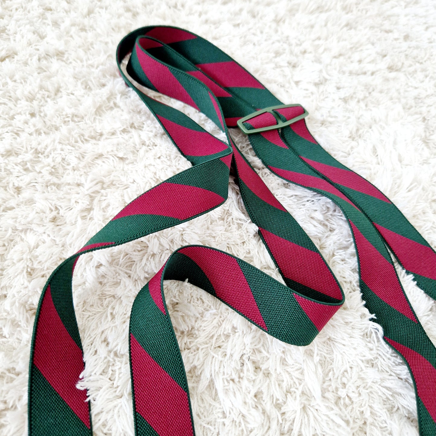 Einzigartige und nachhaltige Vintage Hosenträger in grün-bordeaux. Unique and sustainable vintage suspenders. Close-up 2.