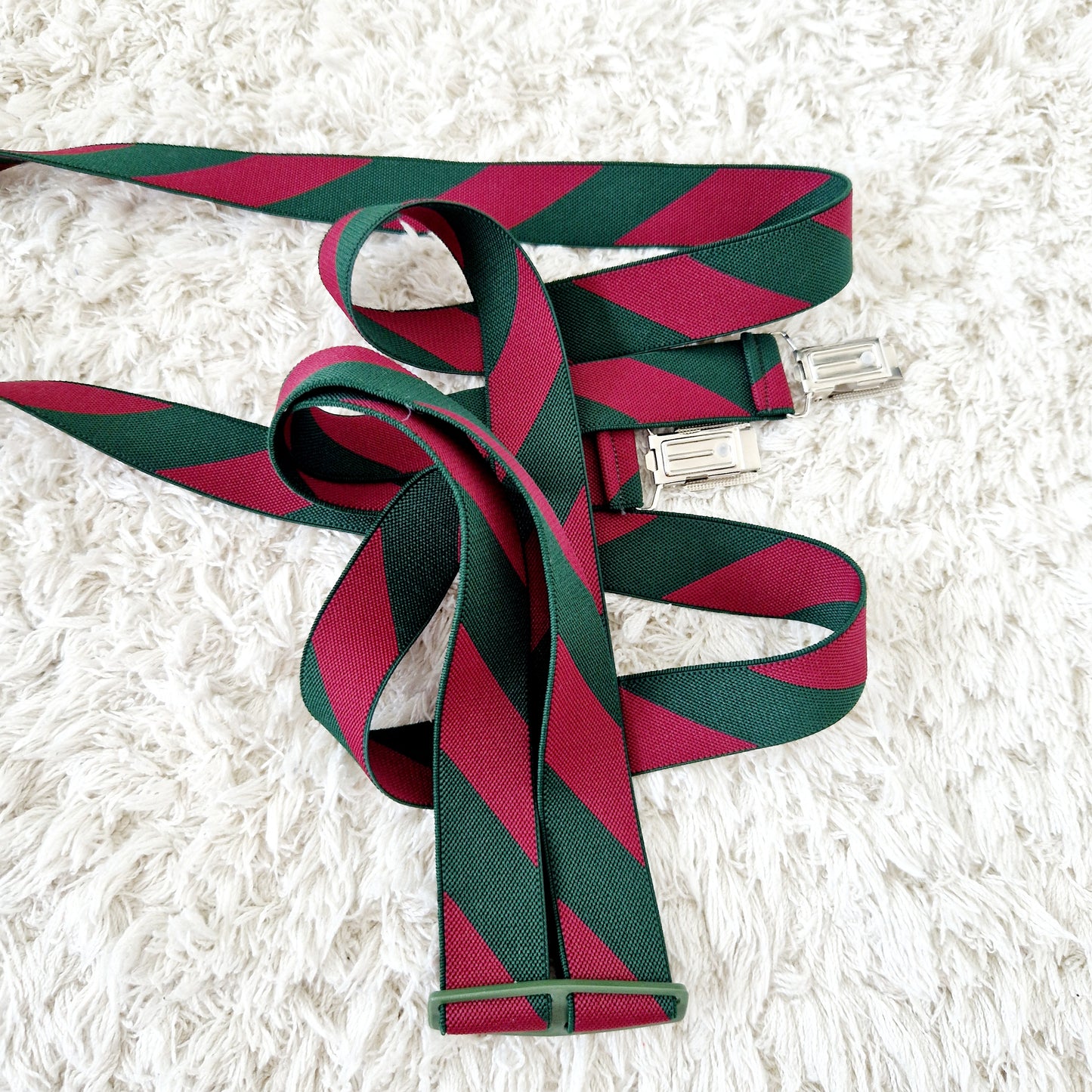 Einzigartige und nachhaltige Vintage Hosenträger in grün-bordeaux. Unique and sustainable vintage suspenders. Close-up 3.