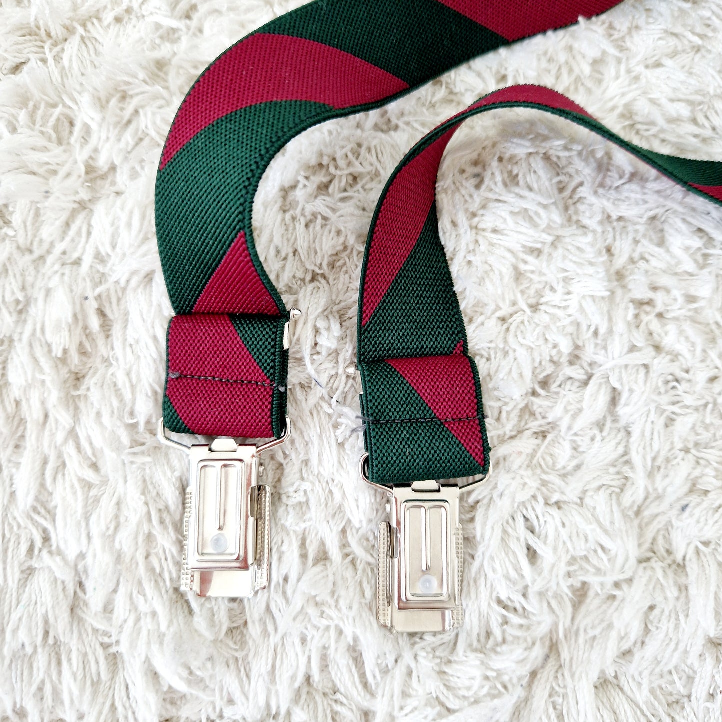 Einzigartige und nachhaltige Vintage Hosenträger in grün-bordeaux. Unique and sustainable vintage suspenders. Close-up 4.