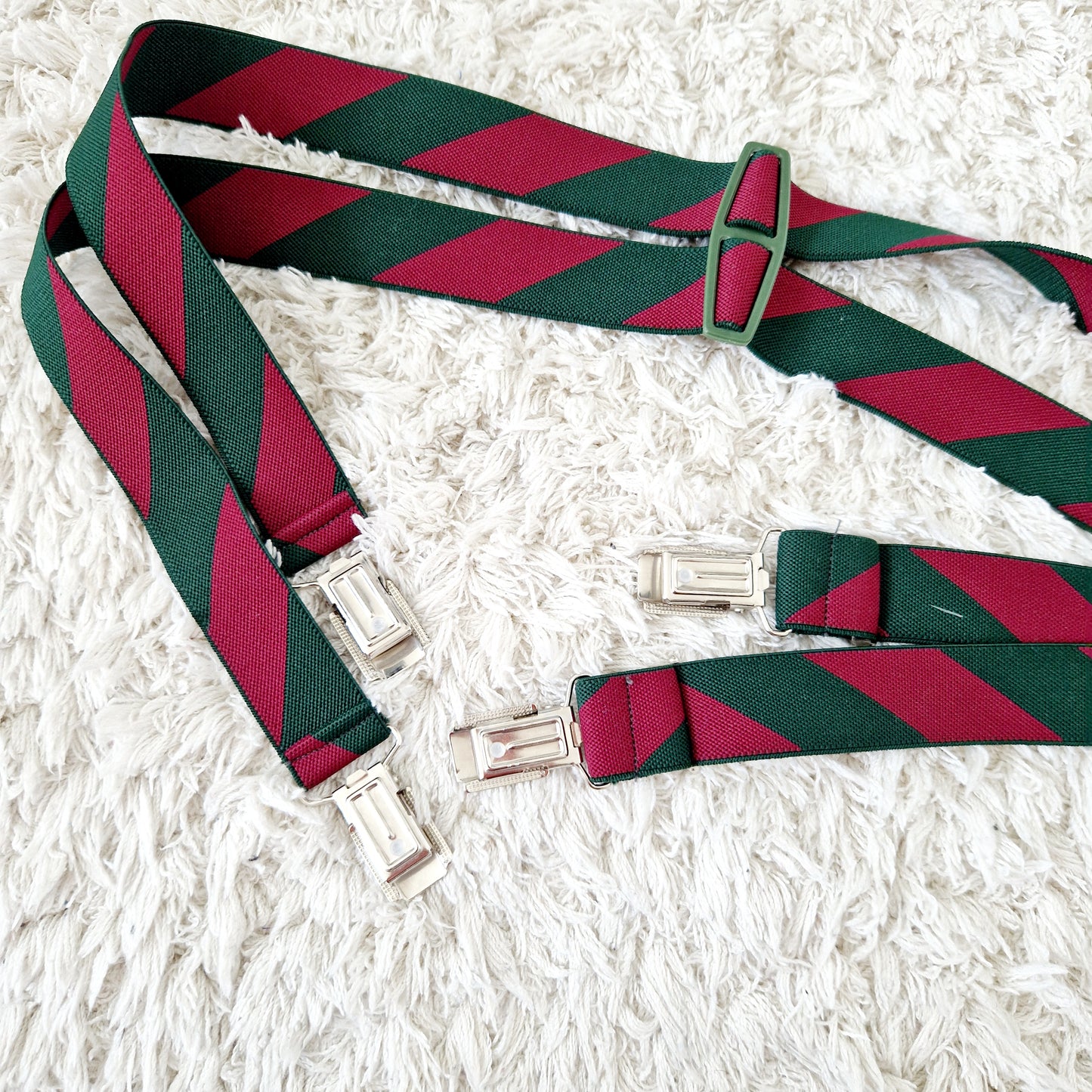 Einzigartige und nachhaltige Vintage Hosenträger in grün-bordeaux. Unique and sustainable vintage suspenders. Front 2.