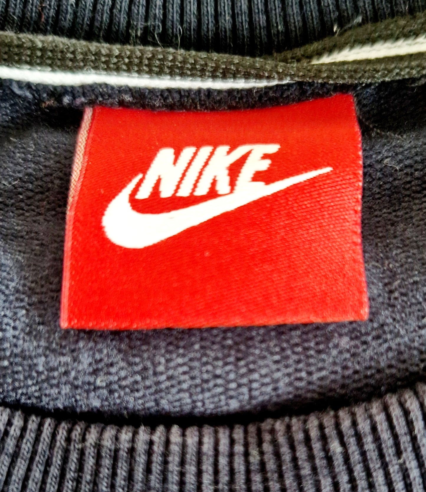 Einzigartiger und nachhaltiger Vintage Sweater von Nike in dunkelblau. Unique and sustainable vintage sweater from nike in dark blue. Tag.