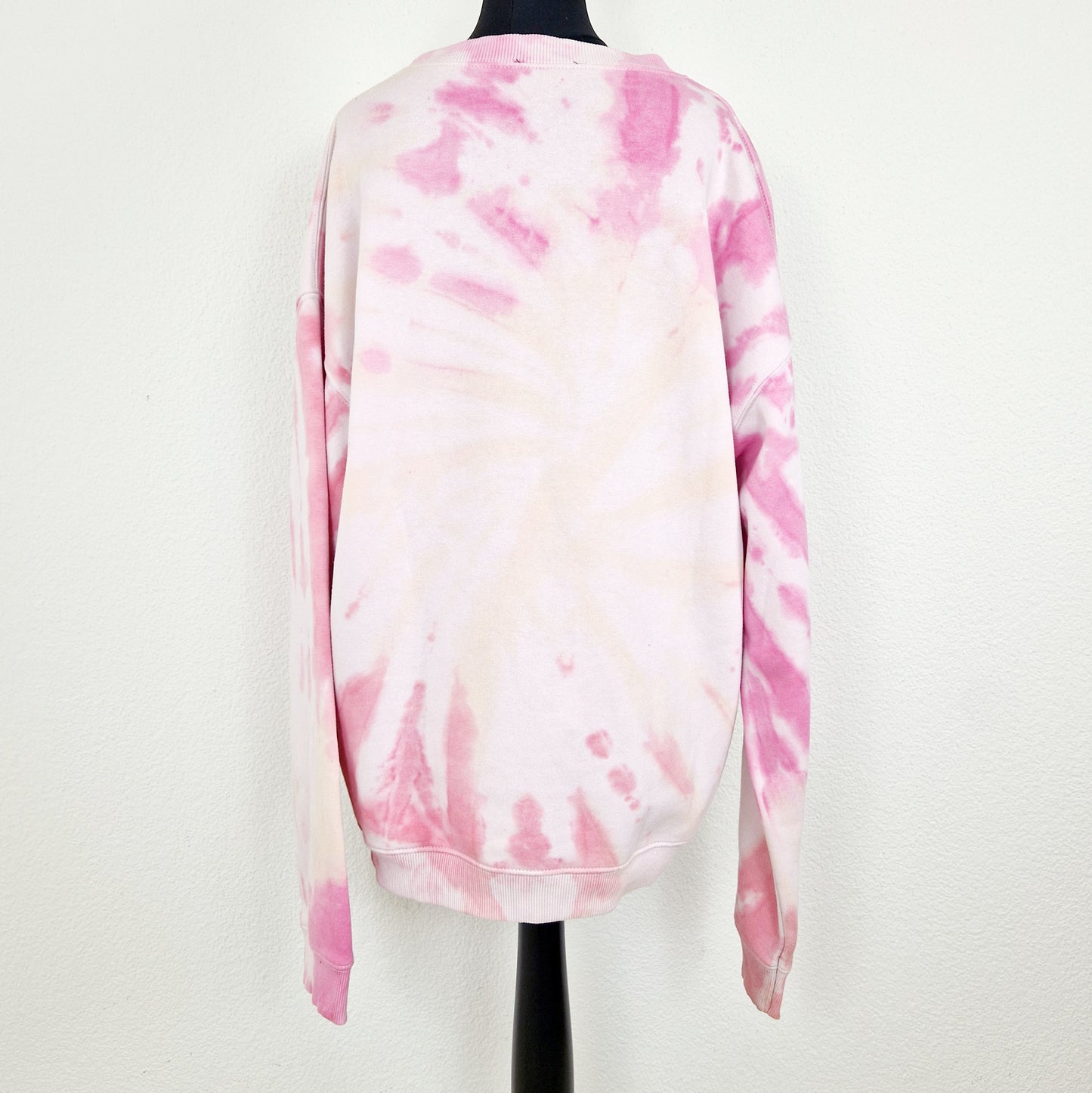 Einzigartiger und nachhaltiger Vintage Sweater mit Manga. Unique and sustainable vintage sweater with manga. Back.