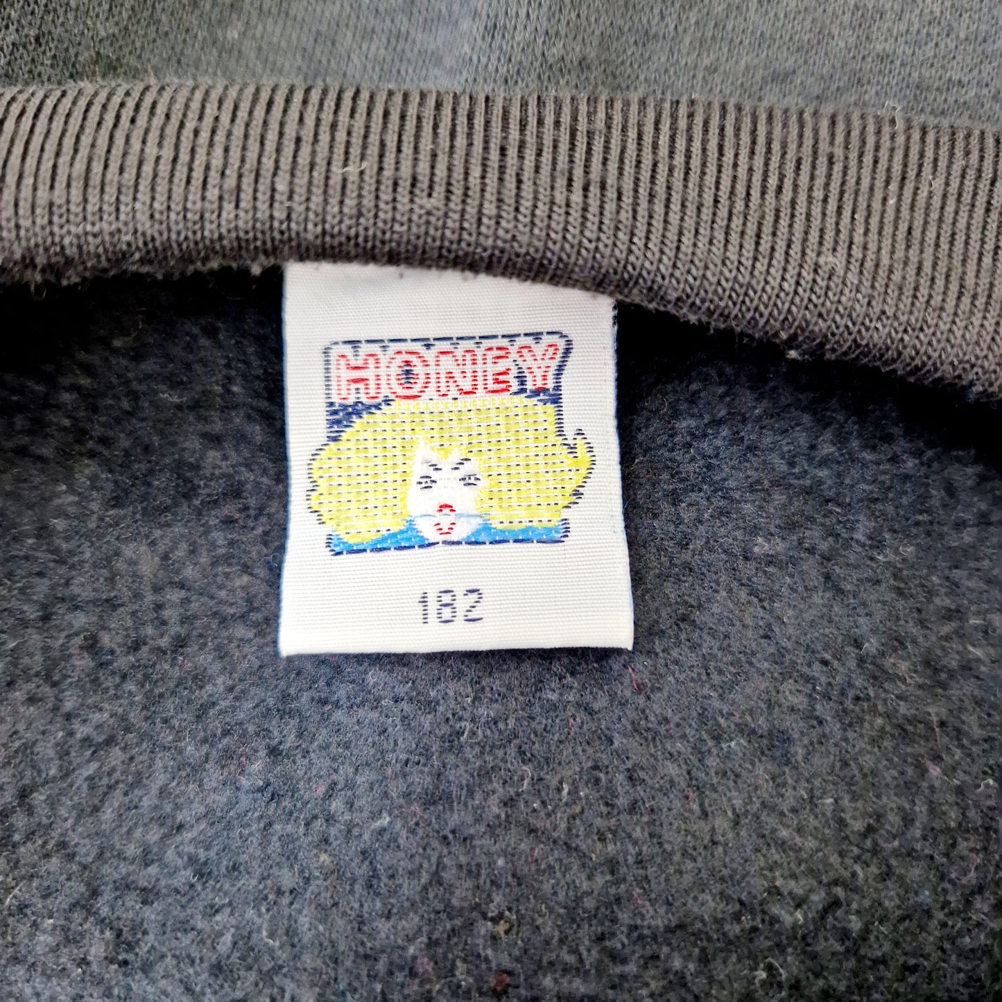 Einzigartiger und nachhaltiger Vintage Pullover in schwarz-fuchsia. Unique and sustainable vintage sweater in black-fuchsia. Tag.