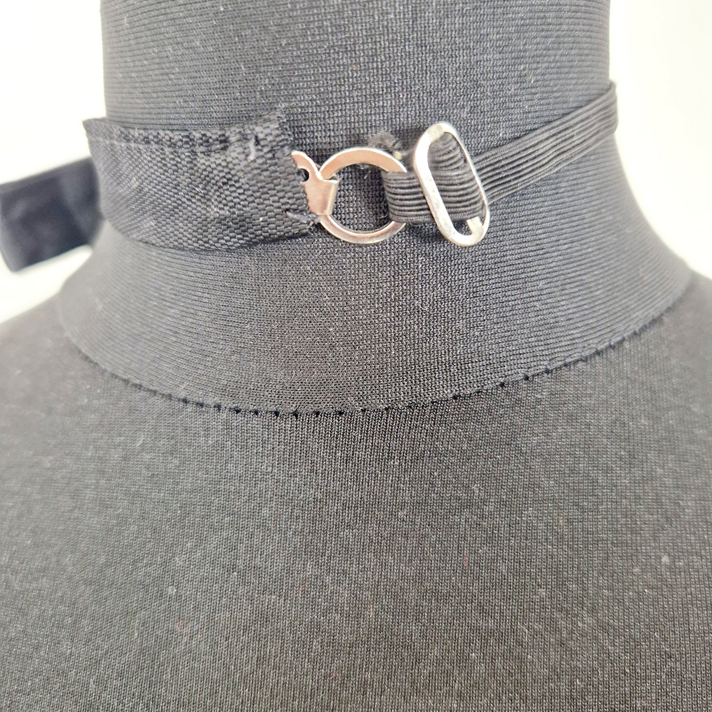 Einzigartige und nachhaltiges Vintage Fliege in schwarz. Unique and sustainable vintage bow tie in black. Back.