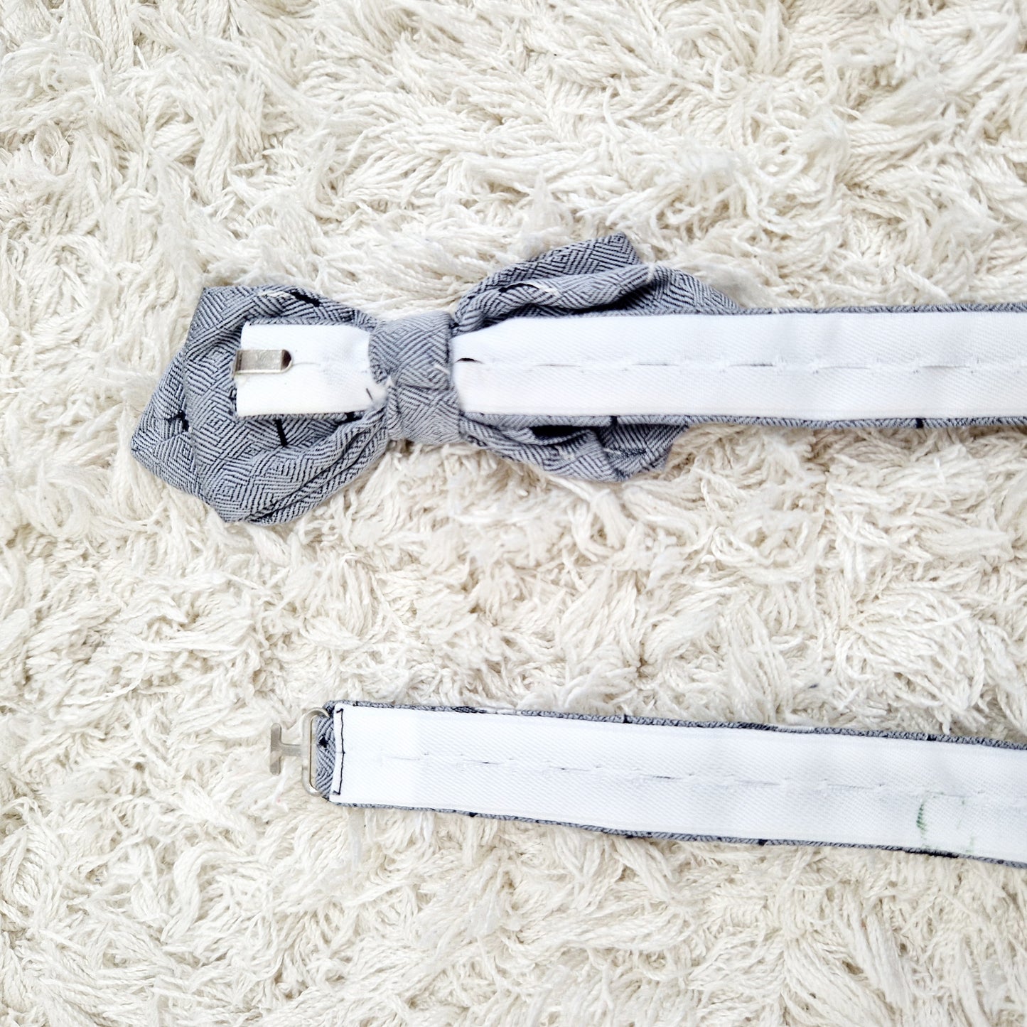 Einzigartige und nachhaltige Vintage Fliege in grau. Unique and sustainble vintage bow tie in grey. Back.