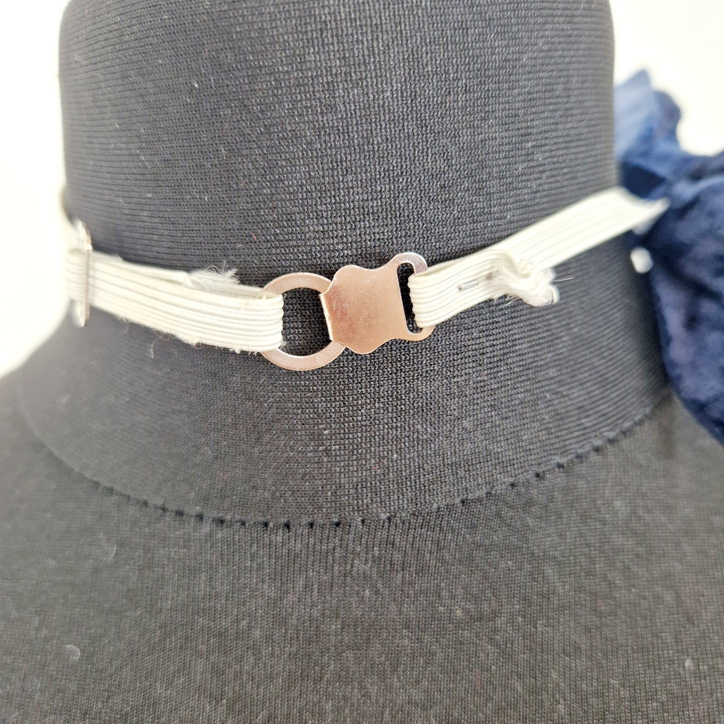 Einzigartige und nachhaltige Vintage Fliege in blau aus Samt. Unique and sustainable vintage bow tie in blue and velvet. Back.