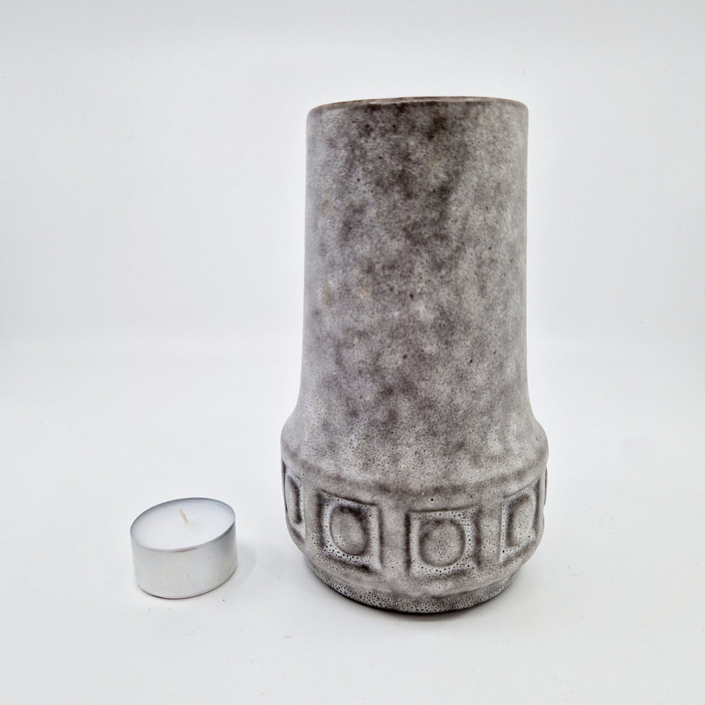 Einzigartige und nachhaltige Vintage Vase in grau von Scheurich. Unique and sustainable vintage vase in grey from Scheurich. Token of scale.