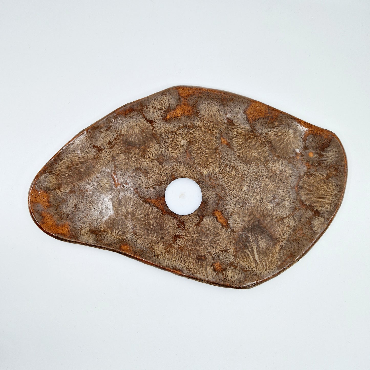 Einzigartige und nachhaltige Vintage Platte in braun. Unique and sustainable vintage plate in brown. Token of scale.